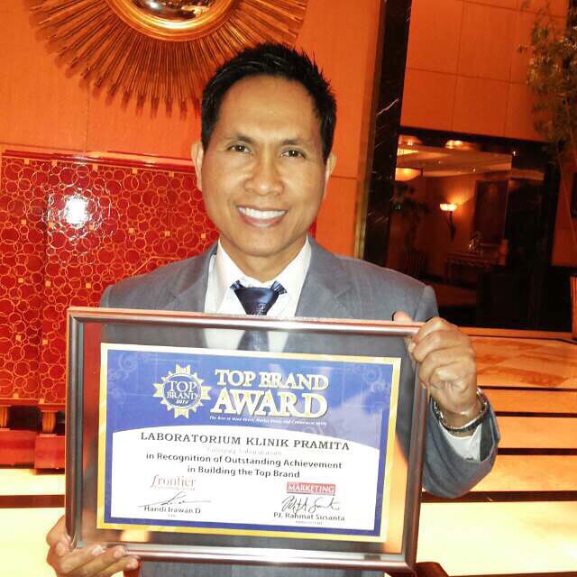 Sarno Eryanto saat menerima penghargaan atas Lab Pramita-nya. (Foto: Instagram/@sarnoeryanto).