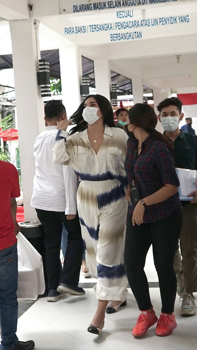 Artis Millen Cyrus saat dihadirkan terkait penyalahgunaan narkoba di Polda Metro Jaya, Jakarta, Senin, (1/3/2021). Foto: Ronny