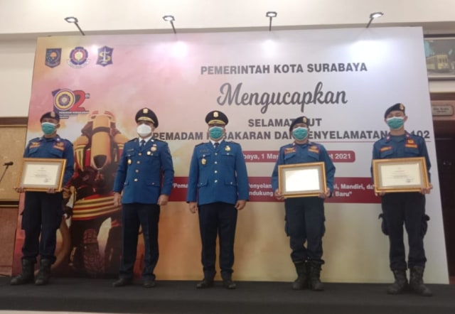 Ketiga anggota PMK Surabaya yang menerima penghargaan dari Wali Kota Surabaya Eri Cahyadi, Senin (1/3). Foto-foto: Masruroh/Basra