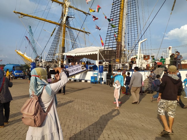 Sejumlah warga berfoto di dekat KRI Dewaruci yang sedang bersandar di Pelabuhan Cirebon. (Ciremaitoday)