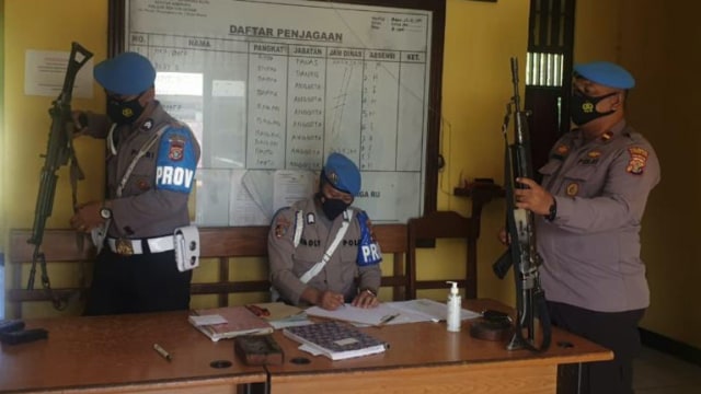Pemeriksaan senjata api Polri di Polsek Abepura, Kota Jayapura. (Dok Polda Papua)