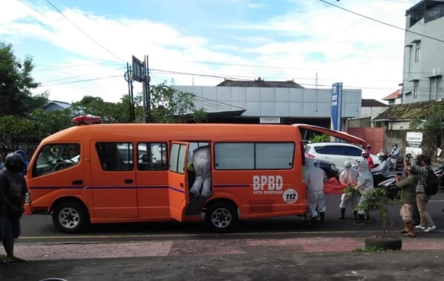 Proses evakuasi mayat telantar di Denpasar, Bali - IST