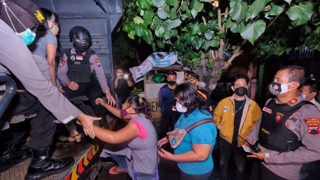 Wali Kota Solo Gibran Rakabuming memantau razia PSK yang digelar kepolisian
