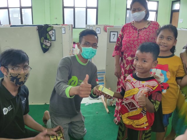 Banjir, Warga Mengungsi ke Aula, Inisiatif Zakat Indonesia Salurkan Bantuan