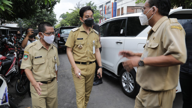 Wali Kota Solo Gibran Rakabuming tampil perdana mengenakan seraham dinas harian (FOTO: Humas Pemkot Solo)