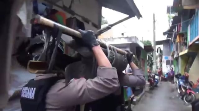 Benda Diduga Mortir Seberat Rp 50 Kg Ditemukan di Kali Cipinang, Jatinegara (5713)