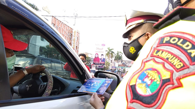 Sosialisasi ETLE atau sistem tilang elektronik oleh perwakilan dari Polisi di jalan RA Kartini, Senin (1/3). | Foto : Bella Sardio/Lampung Geh