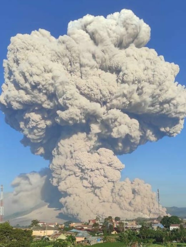 Gunung Sinabung menyemburkan material vulkanik saat erupsi, Selasa (2/3).  Foto: Sastrawan Ginting/ANTARA FOTO