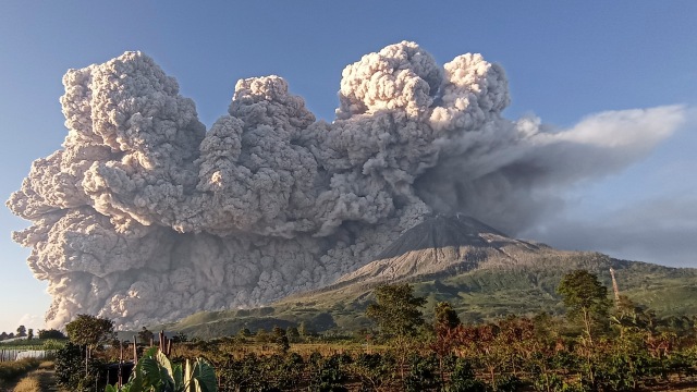 Gunung Sinabung Kembali Erupsi, Tinggi Kolom Abu Capai 5.000 Meter (152781)