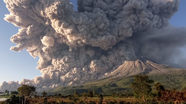 Gunung Sinabung menyemburkan material vulkanik saat erupsi di Desa Kuta Rakyat, Naman Teran, Karo, Sumatera Utara, Selasa (2/3).  Foto: Sastrawan Ginting/ANTARA FOTO