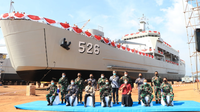 Kemhan meresmikan peluncuran Kapal Angkut Tank (AT-8) H-355 bernama KRI Teluk Weda-526. Foto: Kemhan