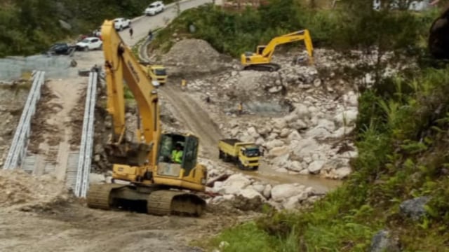 Perbaikan jalan putus Wamena-Elelim. (Dok PLN Papua)