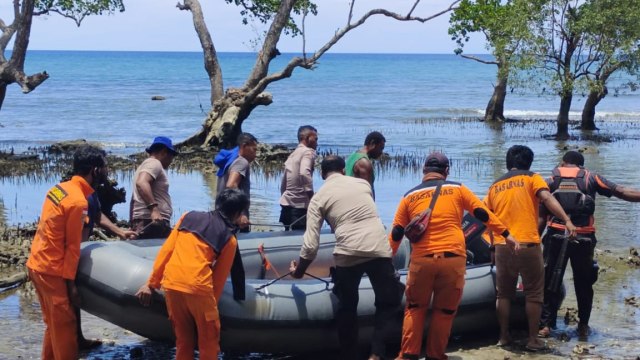 Upaya pencarian korban kecelakaan laut di Perairan Nabire. (Dok Polda Papua)