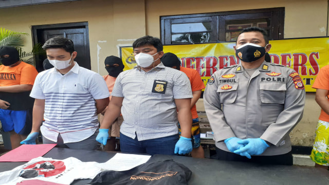 
Satreskrim Polresta Yogyakarta menangkap 6 pelaku penganiayaan dalam tawuran antar remaja di Yogya.  Foto: Arfiansyah Panji Purnandaru/kumparan