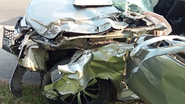 Kondisi Pajero Sport pasca terlibat kecelakaan dengan truk kontainer di Tol Deli Serdang.  Foto: Dok. Istimewa