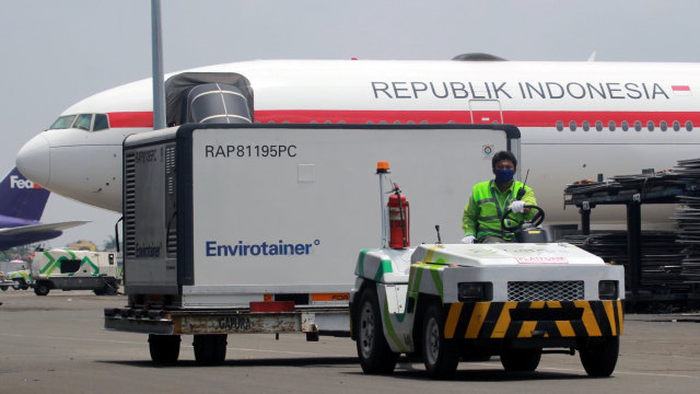 Pekerja cargo membawa Envirotainer berisi vaksin corona Sinovac setibanya dari Beijing di Terminal Cargo Bandara Soekarno Hatta, Tangerang, Banten, Selasa (2/3/2021). Foto: Muhammad Iqbal/ANTARA FOTO