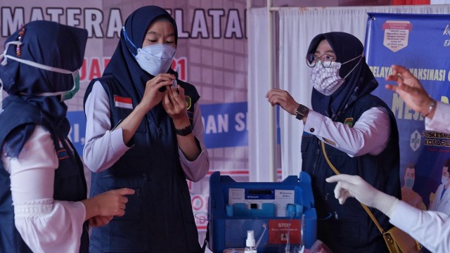 Petugas vaksinasi di Palembang. (Foto. Ary Priyanto/Urban Id)