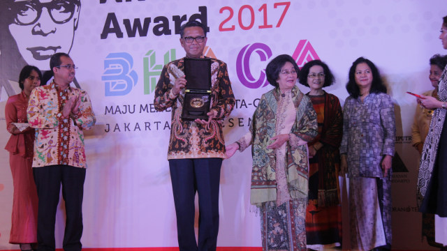 Nurdin Abdullah menerima penghargaan dari Bung Hatta Anti-Corruption Award (BHACA) tahun 2017. Foto: Bung Hatta Anti-Corruption Award
