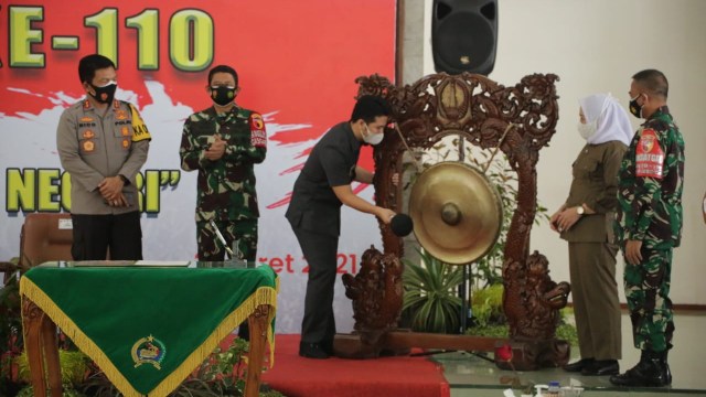 Wakil Gubernur Jatim, Emil Elestianto Dardak, saat secara simbolis resmikan pembukaan TMMD ke-110, tahun 2021, di Pendopo Malowopati, Pemkab Bojonegoro. (foto: istimewa)