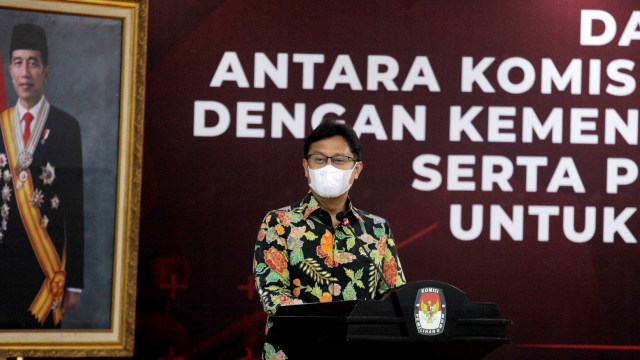 Menteri Kesehatan Budi Gunadi Sadikin menyampaikan sambutannya usai melakukan penandatanganan Nota Kesepahaman dan Perjanjian Kerja Sama antara Kemenkes dan KPU di gedung KPU, Jakarta, Selasa (2/3/2021). Foto: Reno Esnir/ANTARA FOTO