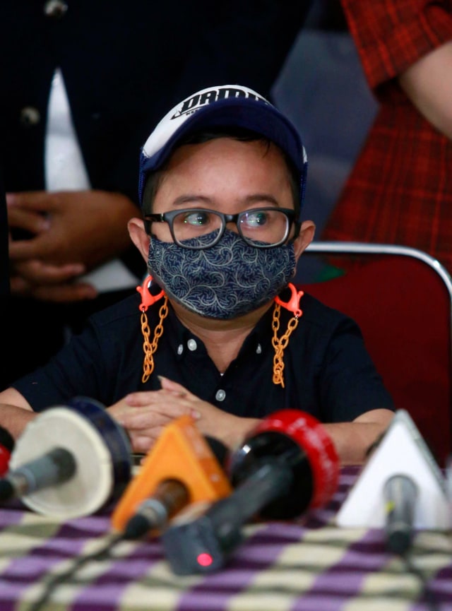 Komedian Daus Mini mendatangi panggilan ke Komnas Perlindungan Anak di Jakarta, Selasa, (2/3).  Foto: Ronny