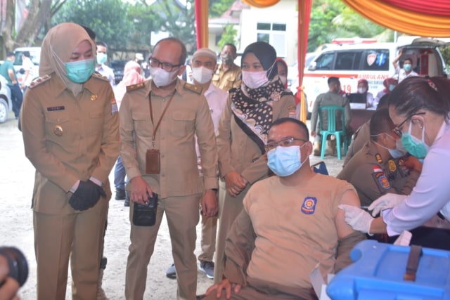 Satpol PP Kota Palembang saat menerima suntik vaksin corona, Selasa (2/3). (Foto.Istimewa)