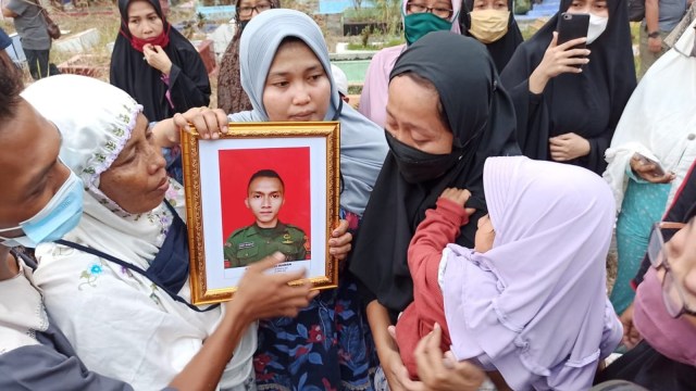 ISTRI, anak dan ibu Praka Dedy Irawan menatap erat-erat wajah prajurit TNI AD asal Pekanbaru yang gugur usai baku tembak dengan teroris Mujahidin Indonesia Timur (MIT) di poso, Selasa (2/3/2021). 