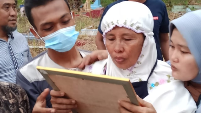 Istri Praka Dedy Irawan ke Anaknya: Ayo Nak, Lihat Papa Lagi Bobok (287604)