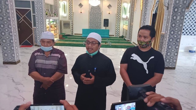 Idris Al-Marbawi atau  Gus Idris saat memberikan keterangan pada media di pesantrennya.(foto:Rizal Adhi Pratama).