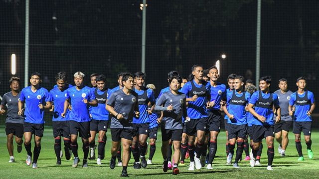 Sejumlah pesepak bola Tim Nasional U-22 berlatih di Lapangan D, Kompleks GBK, Senayan, Jakarta, Selasa (2/3/2021). Foto: M Risyal Hidayat/ANTARA FOTO