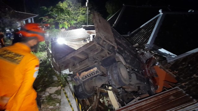 Truk Terperosok ke Tebing di Gunungkidul, 1 Orang Tewas (487310)