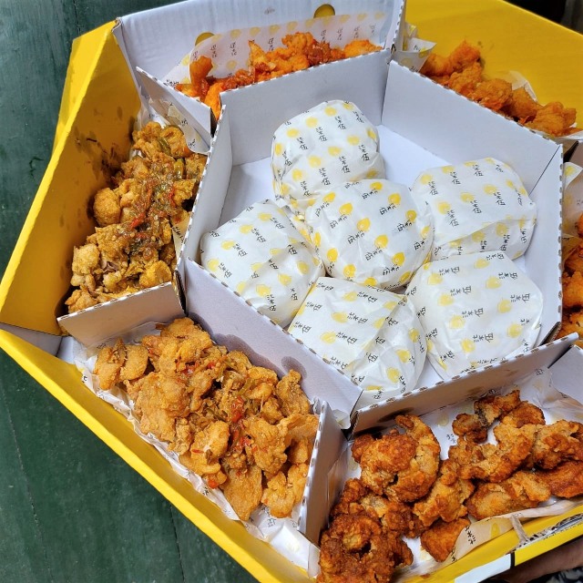 Kopi Kenangan Jualan Ayam Goreng Berlumur Saus dan Sambal, Seperti Apa Rasanya? (12575)