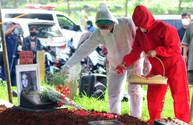 Aktor Teddy Syah bersama keluarga saat menghadiri pemakaman istrinya, Rina Gunawan di TPU Tanah Kusir. Foto: Ronny