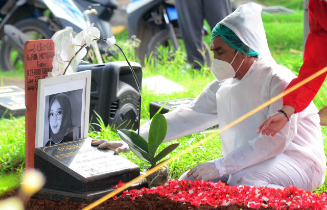 Aktor Teddy Syah menghadiri pemakaman istrinya, Rina Gunawan di TPU Tanah Kusir. Foto: Ronny