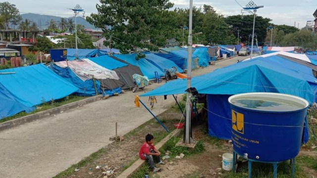 Tenda-tenda pengungsi di sekitar Stadion Manakarra Mamuju. Foto: Awal Dion/SulbarKini