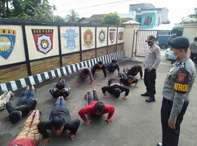 Polisi Bina Pelajar di Bandung Barat yang Didapati Bawa Pisau dan Cerulit Hendak Tawuran. Foto: Dok. Istimewa