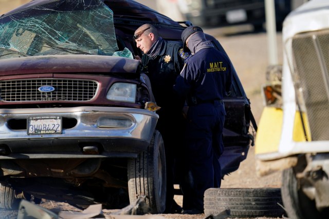 Sejumlah petugas Patroli Jalan Raya California memeriksa mobil yang kecelakaan di Holtville, California, Selasa (2/3). Foto: Gregory Bull/AP Photo