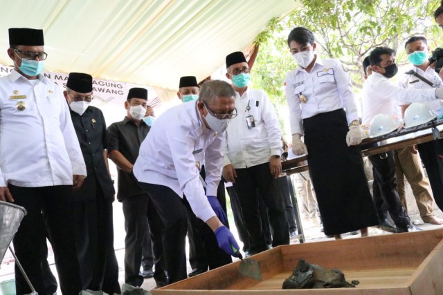 Gubernur Kalbar, Sutarmidji, melakukan peletakan batu pertama Masjid Agung Nurul Iman Singkawang. Foto: Agung Widura/Adpim Pemprov Kalbar  