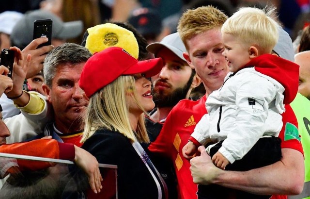 Kevin De Bruyne bersama istri dan anaknya. Foto: Instagram/@lacroixmichele