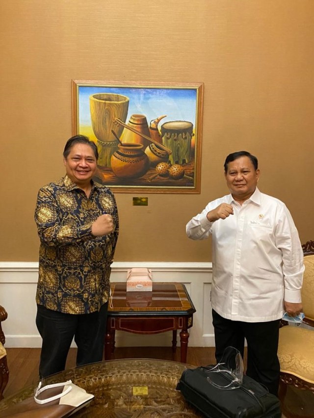 Menko Perekonomian Airlangga Hartarto bertemu dengan Menteri Pertahanan Prabowo Subianto. Foto: Istimewa