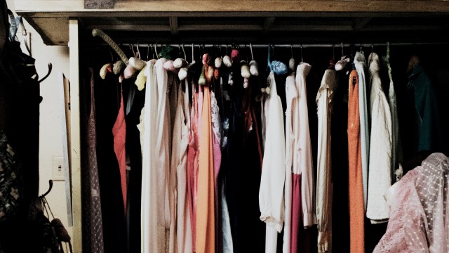 Ilustrasi toko baju bekas. Foto: Unsplash/@adrienneleonard