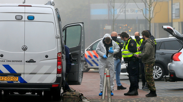 Penanggap darurat mengamankan area di lokasi ledakan di pusat tes virus corona di Bovenkarspel, dekat Amsterdam, Belanda, Rabu (3/3). Foto: Eva Plevier/REUTERS