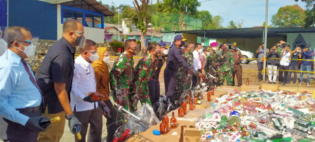 Bea Cukai bersama FKPD terkait memusnahkan barang hasil sitaan di Kompleks perumahan dinas di kawasan kilometer 5, Tanjungpinang. Foto: Ismail/kepripedia.com