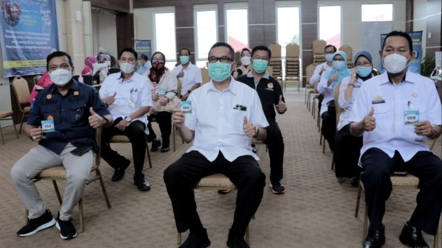 Sejumlah pejabat di Palembang melakukan suntik vaksin corona. (Foto. Istimewa)
