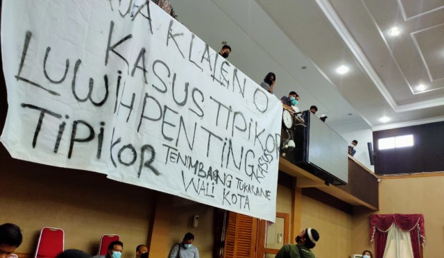 Rapat Dengar Pendapat (RDP) Dewan Perwakilan Rakyat Daerah (DPRD) Kota Tegal, diwarnai dengan aksi pembentangan spanduk oleh mahasiswa, Rabu (3/3/2021). (Foto: Setyadi)