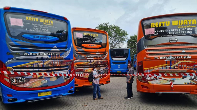 Sejumlah bus yang disita Kejagung dari tersangka Letjen Purn Sonny Widjaja sebagai Direktur Utama PT Asabri periode 2016-2020. Foto: Puspenkum Kejagung