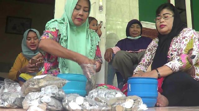 Karmi membongkar 28 celengan plastiknya dan berhasil terkumpul uang koin sebanyak Rp 39.850.000.