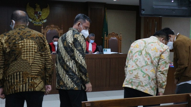 Direktur Jenderal Perlindungan dan Jaminan Sosial Kementrian Sosial Pepen Nazaruddin (kedua dari kiri) menjadi saksi di pengadilan Tindak Pidana Korupsi (Tipikor) Jakarta pada Rabu (3/3). Foto: Desca Lidya Natalia/ANTARA