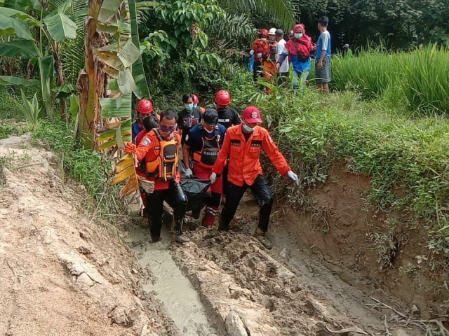 Proses evakuasi korban tewas terseret arus sungai, akibat jembatan roboh di Lampung Selatan | Foto: Istimewa