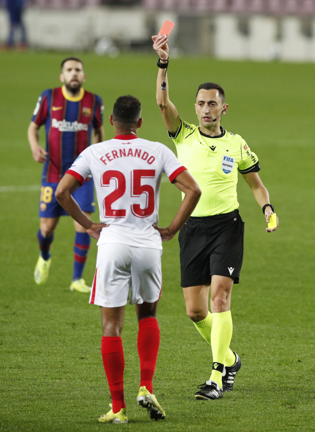Pemain Sevilla, Fernando mendapat kartu merah dari wasit Jose Sanchez saat Semi Final Leg kedua Copa del Rey melawan FC Barcelona di Camp Nou, Barcelona, Spanyol. Foto: Albert Gea/Reuters